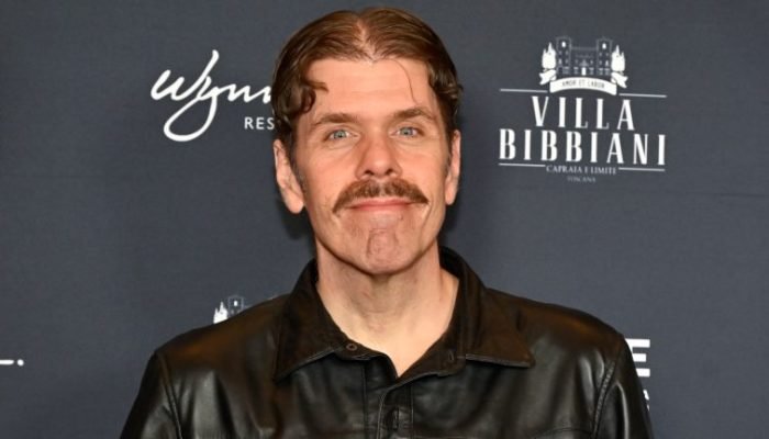 Perez Hilton foi socorrido após live no TikTok (Foto: Reprodução/Youtube)