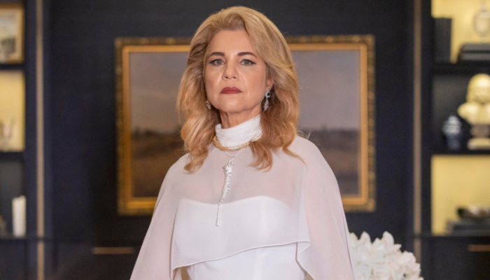 Pilar (Isabel Teixeira) descobrirá o romance entre Iuri (José Loreto) e Ingrid (Agatha Moreira)...
